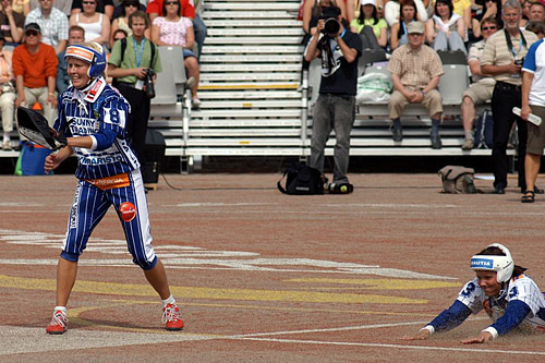 Pesäkarhut Itä-Lännessä 30.6.2007 Pesäkarhut Itä-Lännessä 30.6.2007