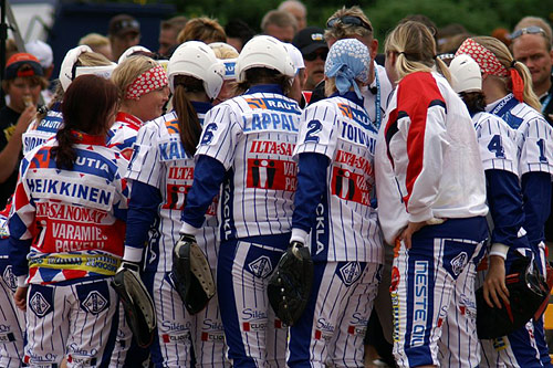 Pesäkarhut Itä-Lännessä 30.6.2007 Pesäkarhut Itä-Lännessä 30.6.2007