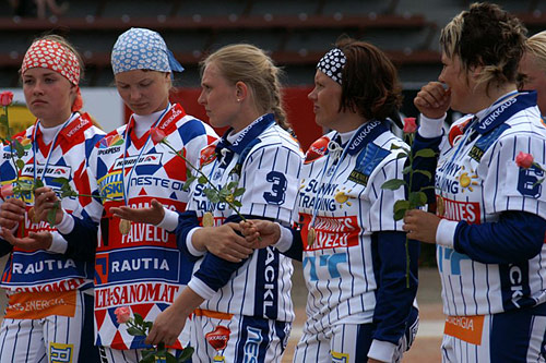 Pesäkarhut Itä-Lännessä 30.6.2007 Pesäkarhut Itä-Lännessä 30.6.2007