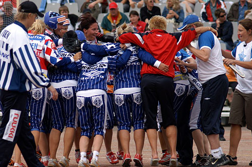 Pesäkarhut Itä-Lännessä 30.6.2007 Pesäkarhut Itä-Lännessä 30.6.2007