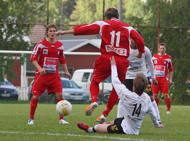 6.6.2011 - (Musan Salama-Salon Palloilijat)