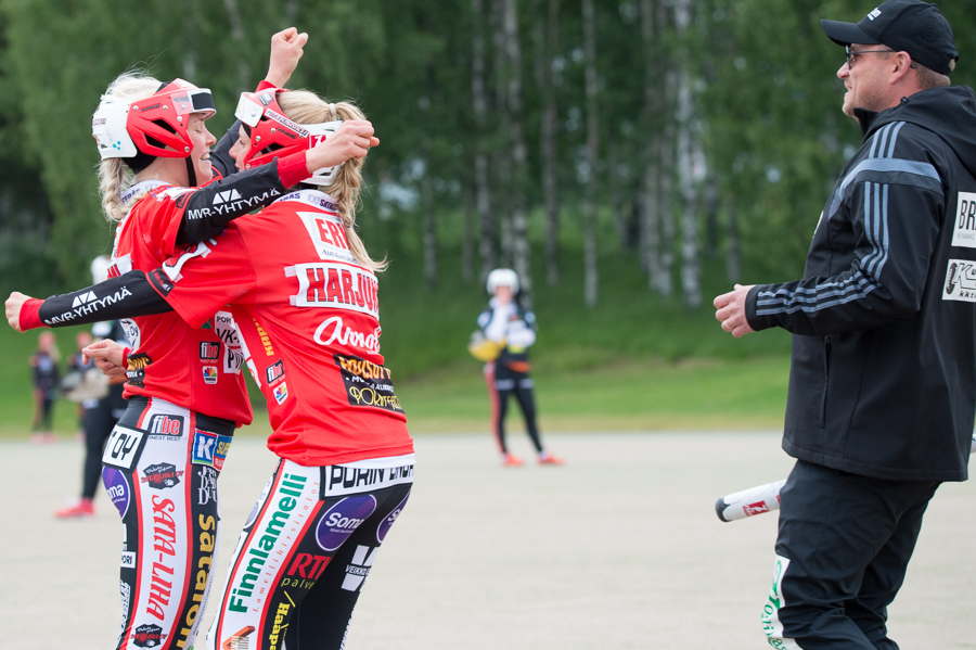 24.6.2015 - (Pesäkarhut N-JymyJussit N) 24.6.2015 - (Pesäkarhut N-JymyJussit N)