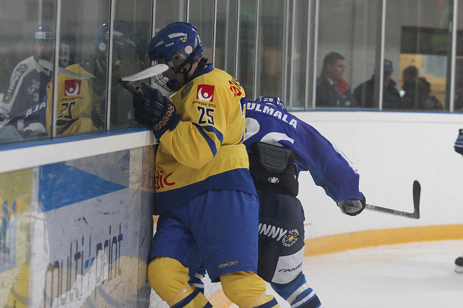 12.2.2012 - (Suomi U18-Ruotsi U18)