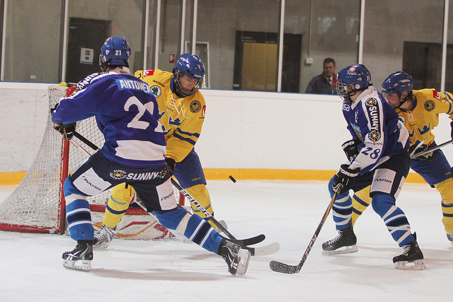 12.2.2012 - (Suomi U18-Ruotsi U18)