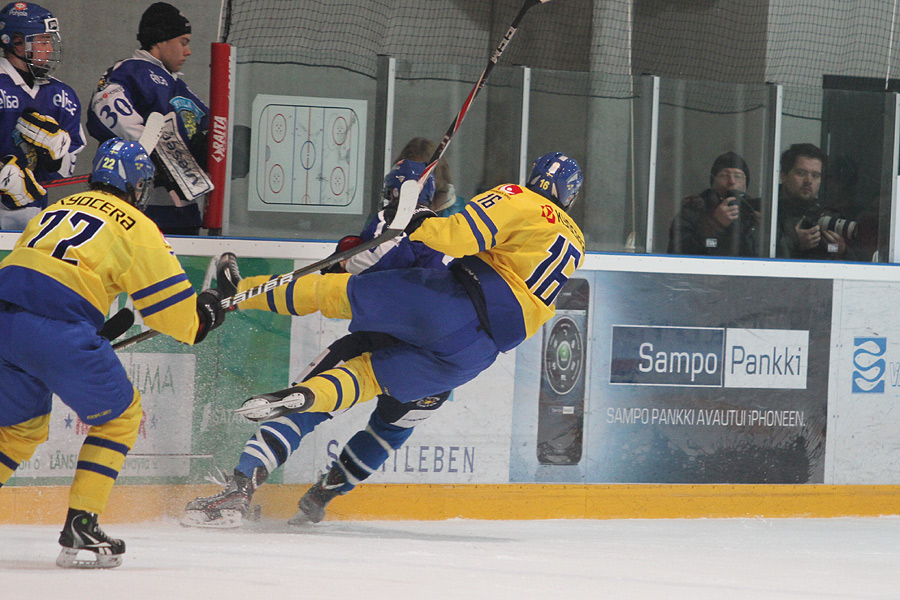 12.2.2012 - (Suomi U18-Ruotsi U18)