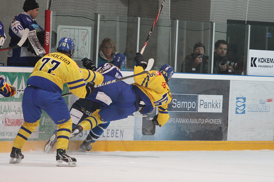 12.2.2012 - (Suomi U18-Ruotsi U18)