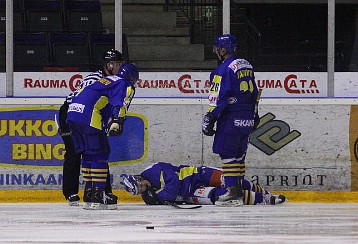 Tony Vidgren loukkasi polvensa A-nuorten pronssiottelussa.Arkistokuva: Kari Saha / UrheiluRauma