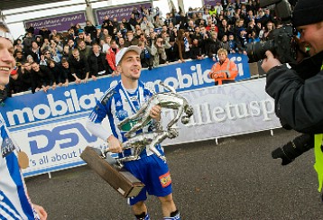HJK ja keskikentt�pelaaja Erfan Zeneli ovat solmineet uuden kaksivuotisen sopimuksen.Arkistokuva: Sebastian Stenvall / UrheiluHelsinki