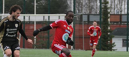 Mombilo ja Ahde 2015 punaisessa paidassa