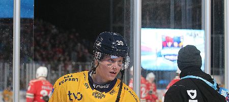 Puolustaja Kim Nousiainen KooKoo-paitaan