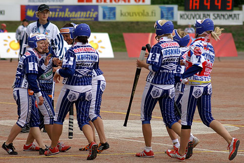 Pesäkarhut Itä-Lännessä 30.6.2007